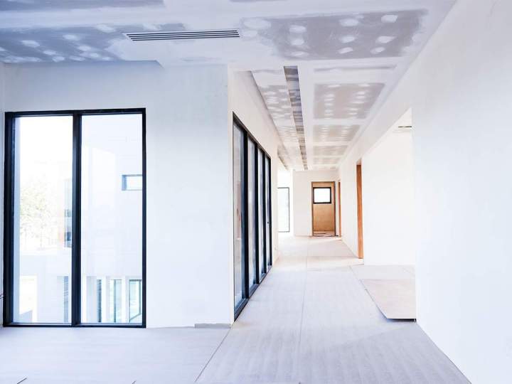 Réparation et reprise de placo après dégâts ou usure.