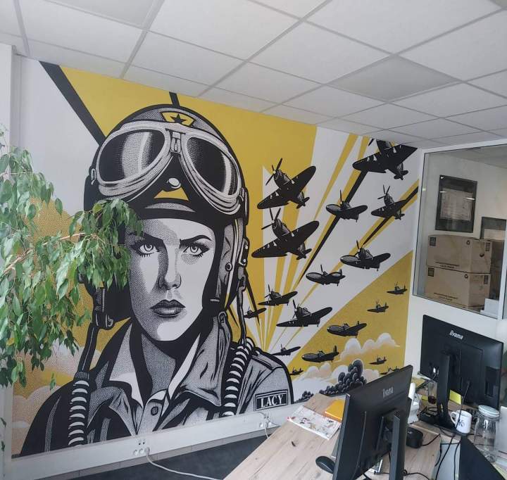 Pose de revêtements muraux variés : papier peint, toile de verre.